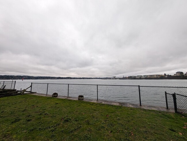 Building Photo - 2-Bedroom Waterfront Home in Manette