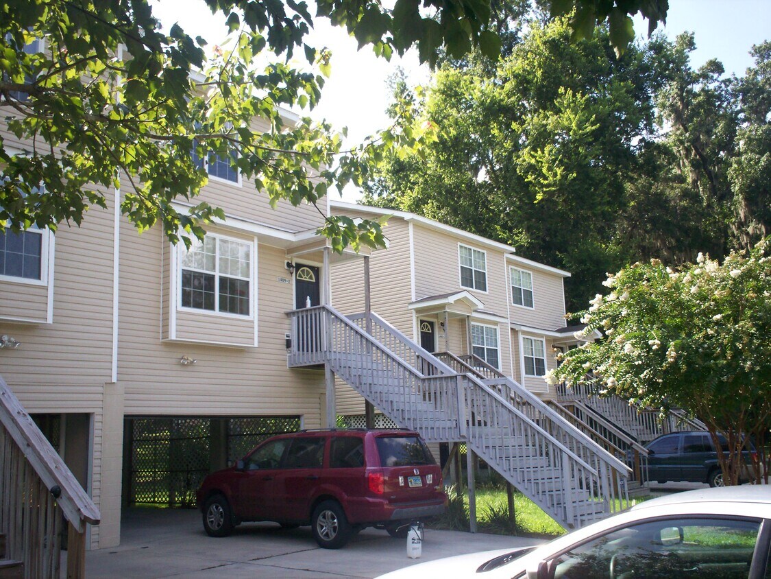 Street view. Lots of parking - 1405 Deerhaven Ln