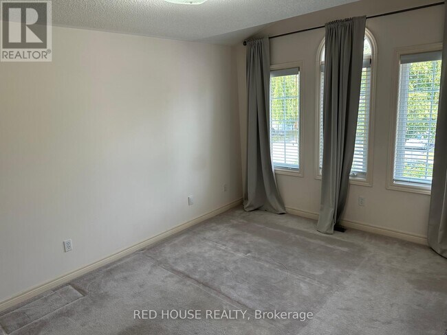 Building Photo - 15 Rushingbrook Dr