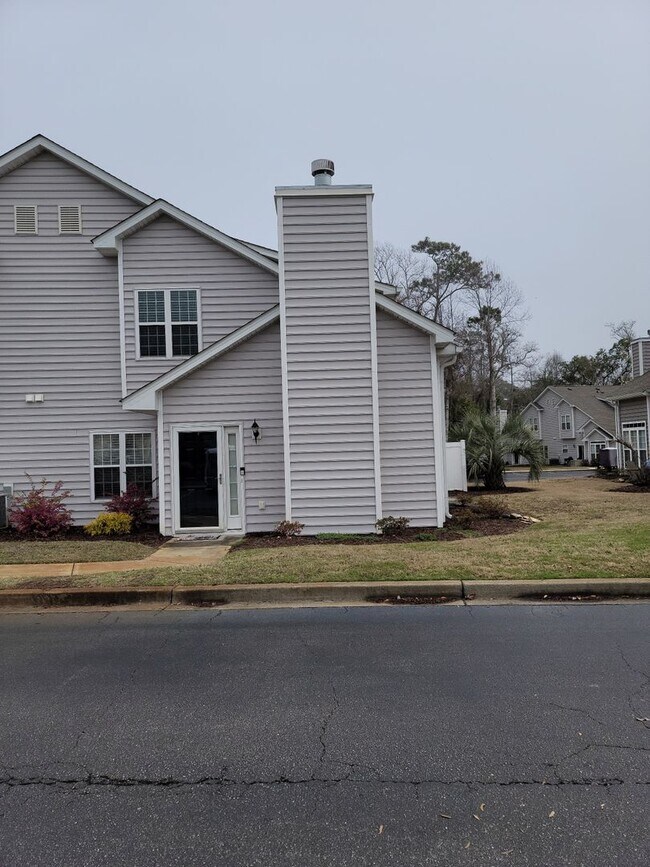 Building Photo - Fairway Oaks