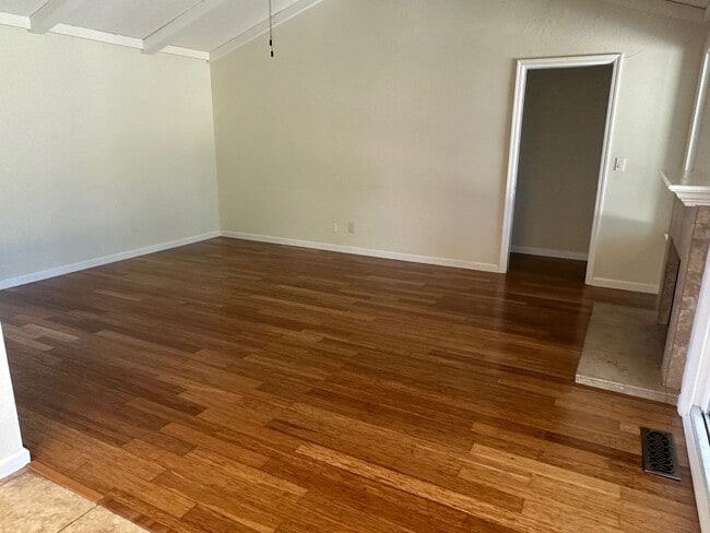 Building Photo - Beautiful Single Story Warms Springs Home