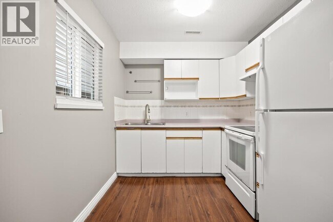 Photo du bâtiment - Ground Floor-2453 GILLESPIE STREET