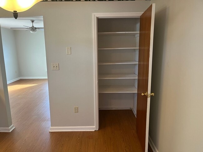 Building Photo - 2 Bed, 1 Bath Apartment