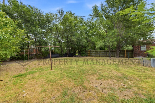 Building Photo - 374 N Hillcrest St