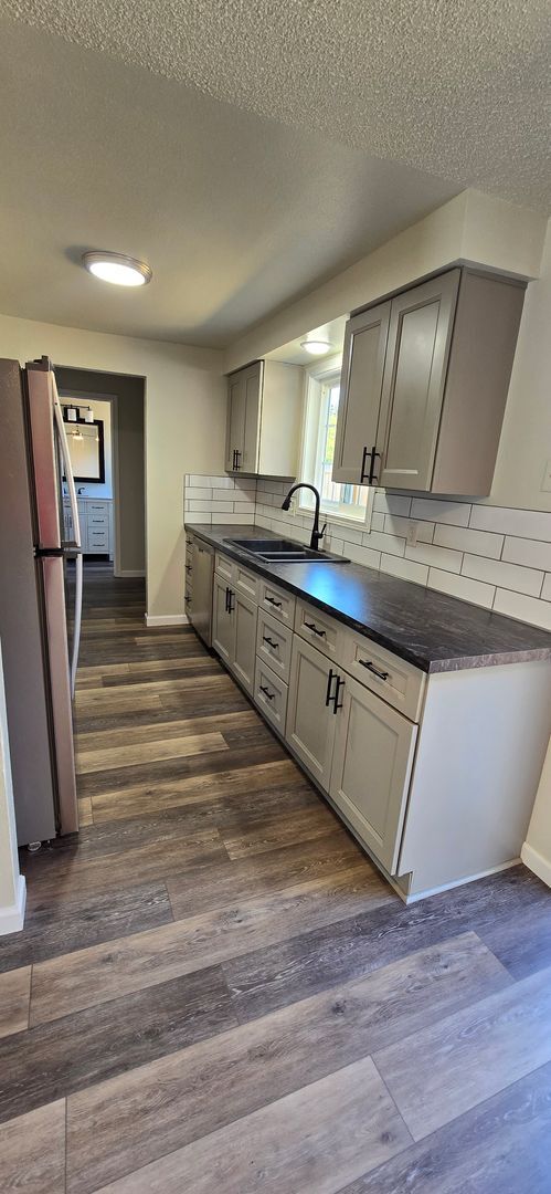 Building Photo - Fully Remodeled 2 Bedroom Townhome!