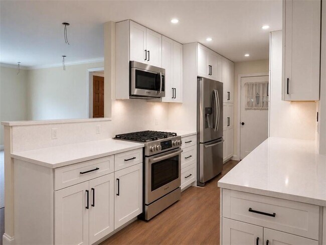 Building Photo - 3120 Haverford Ln SE