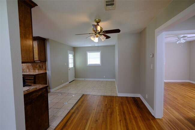 Building Photo - 6718 Midfield Dr