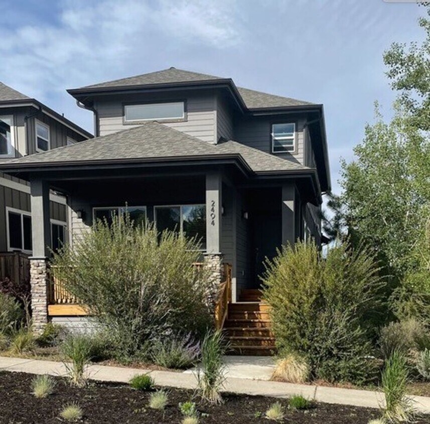 Foto principal - Lovely Furnished Space to Call Home Near t...