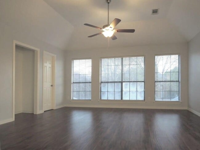 Building Photo - 2116 Leeds Dr