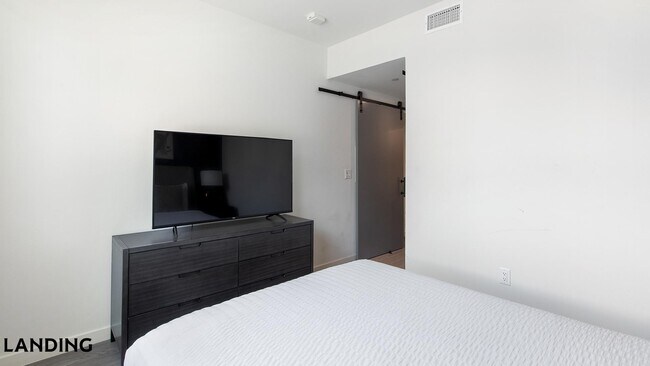 Foto del edificio - 9235 W Russell Rd