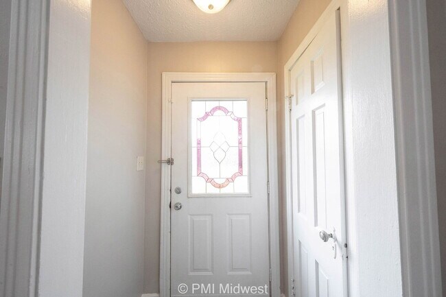Foto del edificio - "Charming 3-Bedroom Home in Beech Grove - Cozy Living with Ample Space!"