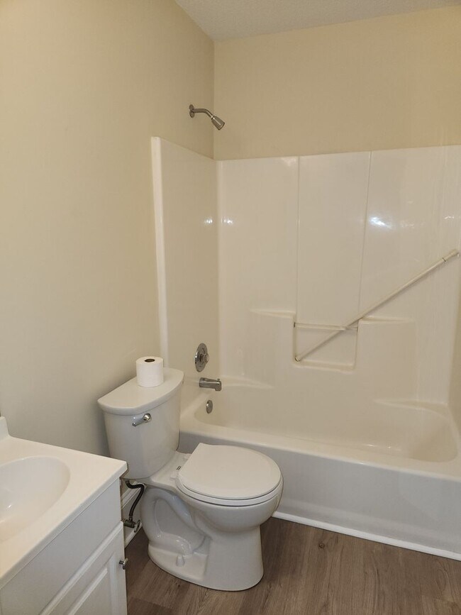 Building Photo - Lovley 3 Bedroom 2 Bath