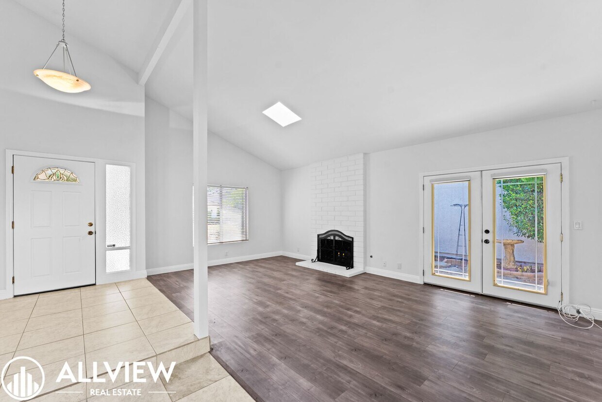 Foto principal - Charming 4 Bed, 2 Bath Single-Level Home A...