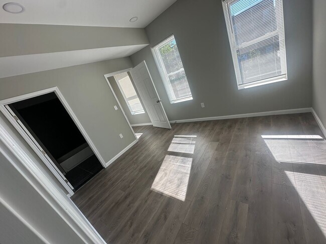 Building Photo - Beautiful 2 Bed 2 Bath Apartment