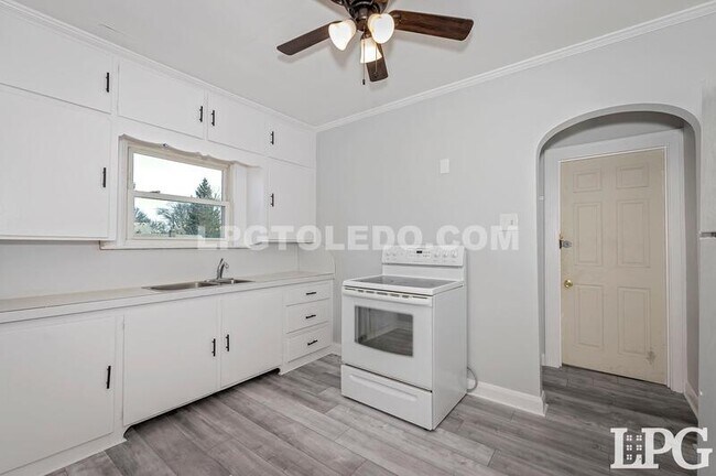 Building Photo - 2517 Montebello Rd