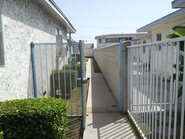 Entrance - 626 E 99th St