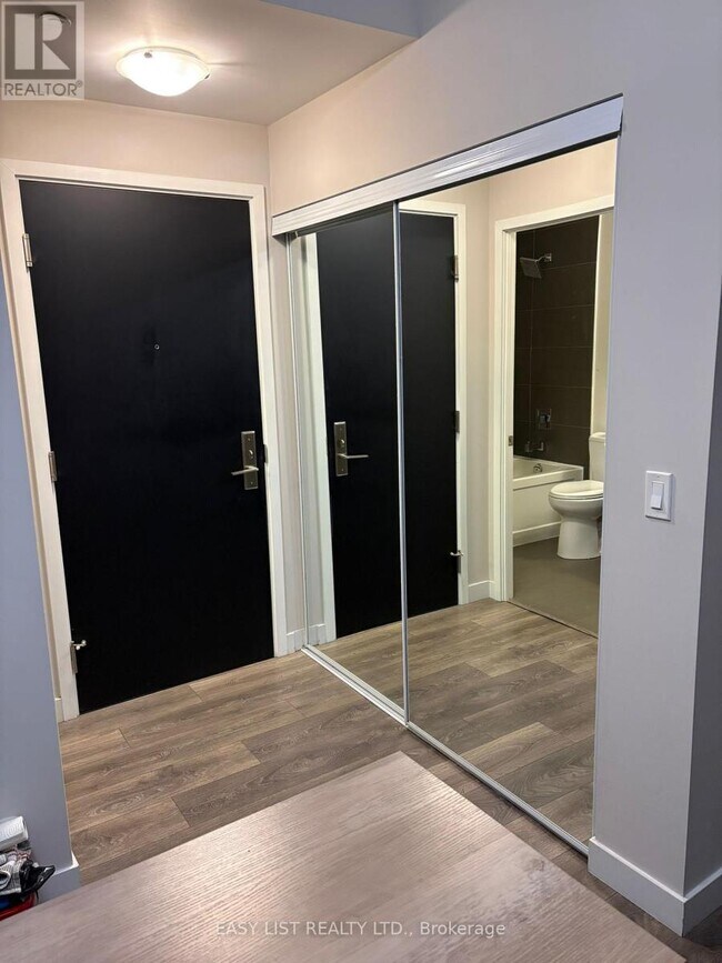 Photo du bâtiment - 8 Eglinton Ave E