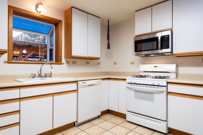 Foto del edificio - 3BR/3BA Home on 1.9 Acres – Garage & Pet F...