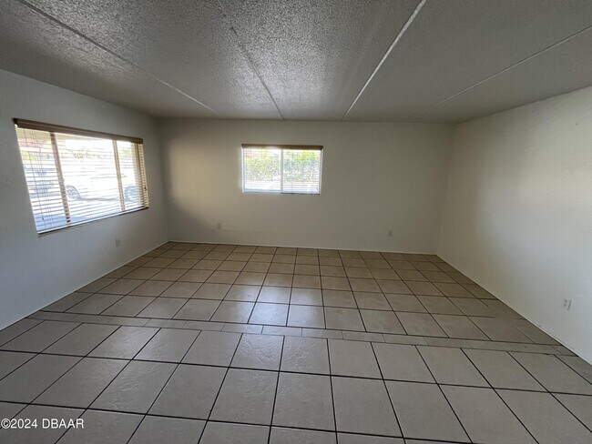 Building Photo - 400 Oakridge Blvd