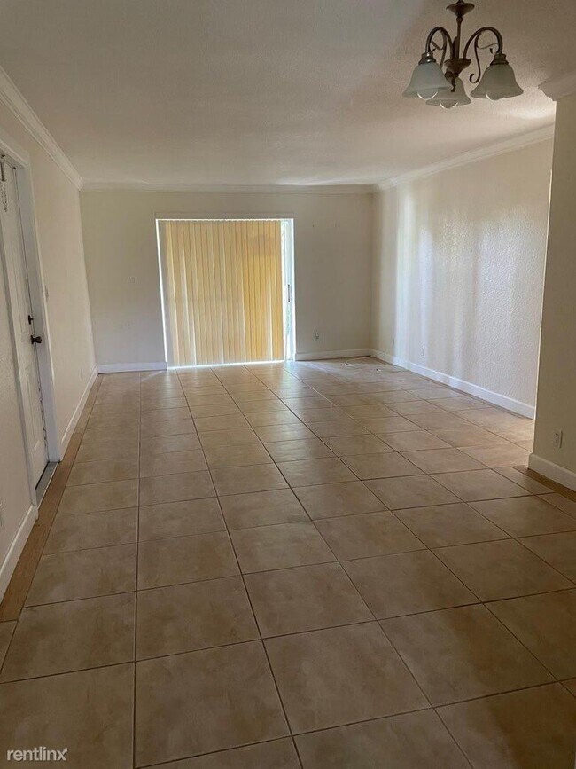 Building Photo - 2 br, 1 bath Condo - 2607 NE 8th Ave Apt 49