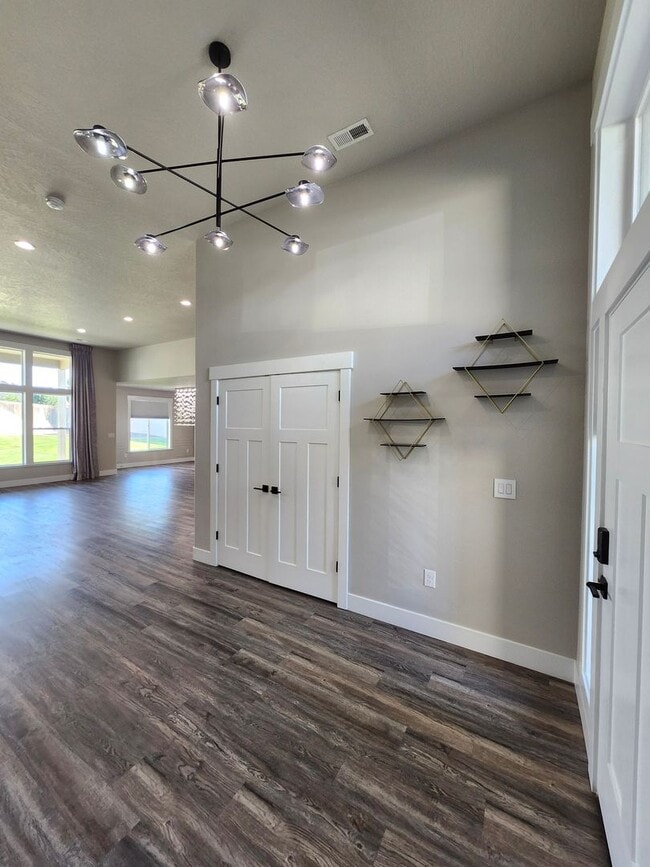 Building Photo - Elegant 4 Bed, 2 Ba Home - MANY Upgrades &...