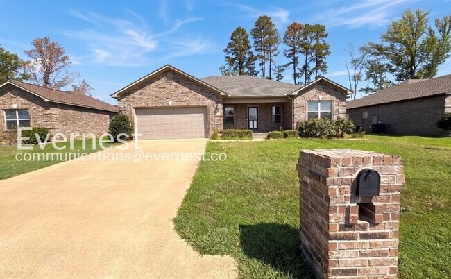 Building Photo - 4 Bed/3 Bath Home with Garage & Fenced Yard / Pet-Friendly / Available Now!