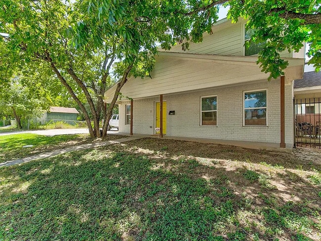 Photo - 2313 W Devitt St (Fort Worth, TX) House