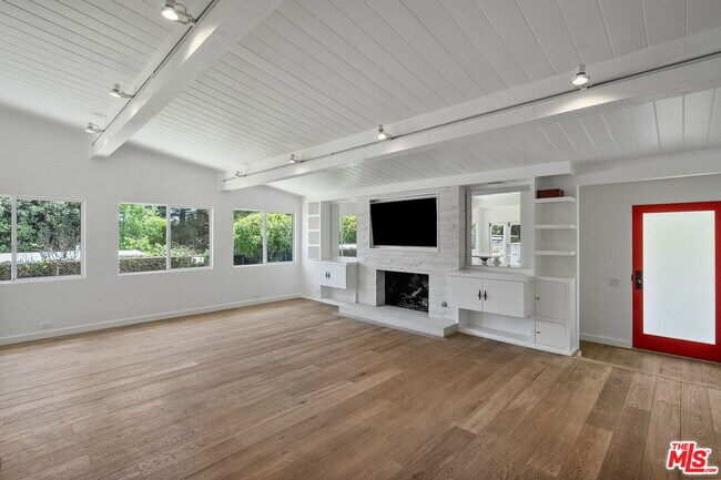 Building Photo - 1300 Bienveneda Ave