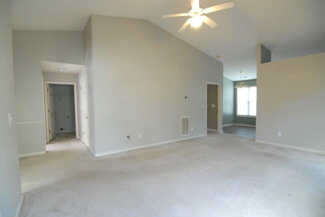 Foto del edificio - Charming 3 bedroom 2 bath Townhouse w/ fenced in yard located off Guilford College Road!