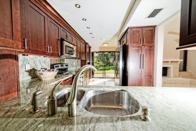 Building Photo - 6595  Parkview Drive F
