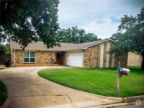 Building Photo - 2817 Jennifer Dr