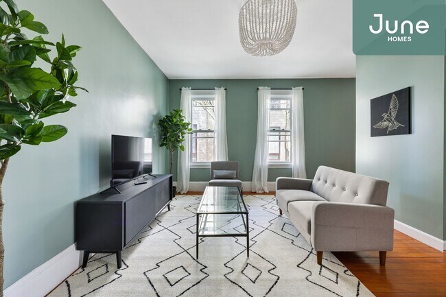 Building Photo - ROOM ONLY in 4-bed/1.0-bath Home