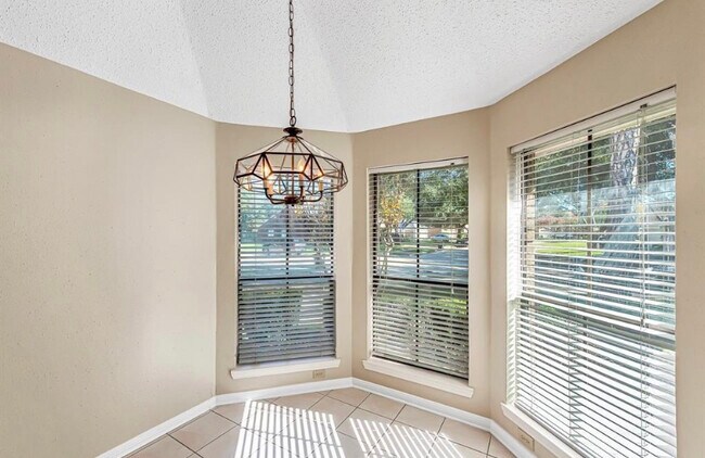 Building Photo - 2422 Lakefield Way