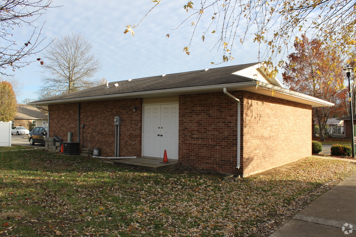 Building Photo - Village Green Apartments