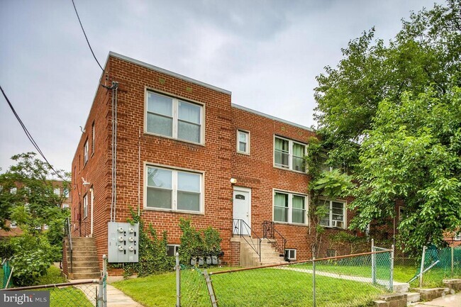 Building Photo - 406 Chaplin St SE
