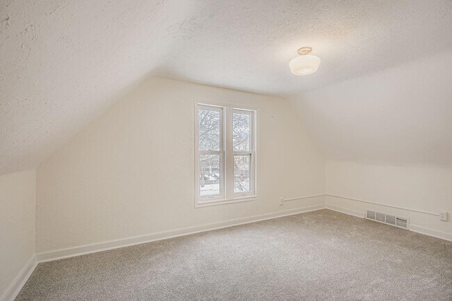 Foto del edificio - 84 Isabel St W