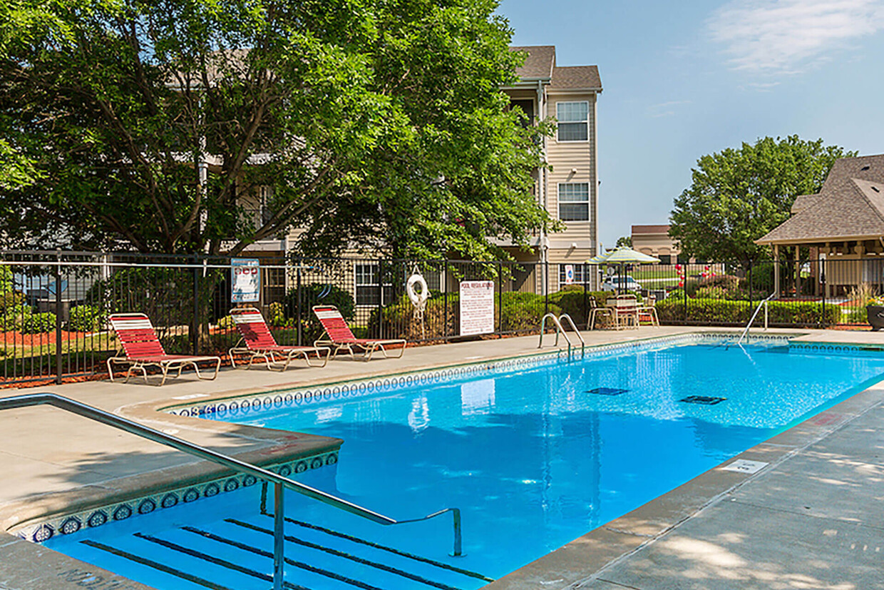 Piscina - Cambury Hills Apartments