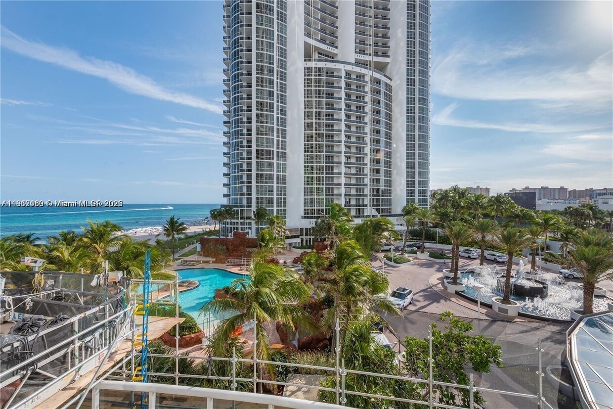 Foto principal - 18201 Collins Ave