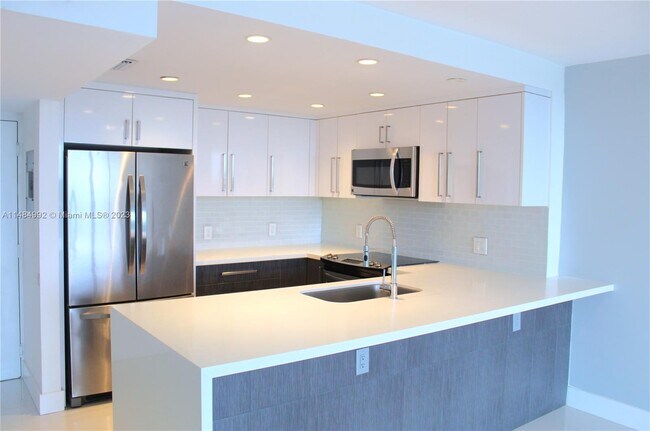 Building Photo - 100 Bayview Dr