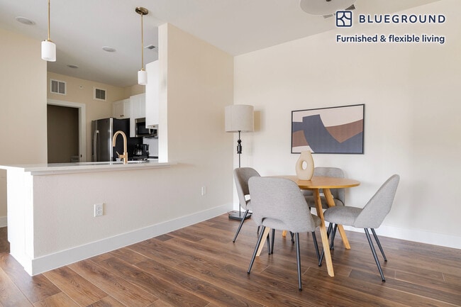 Foto del edificio - 1501 W Howard Ln