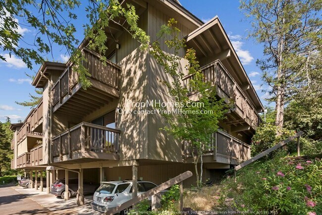 Building Photo - Light & Bright Condo in West Haven – Cover...