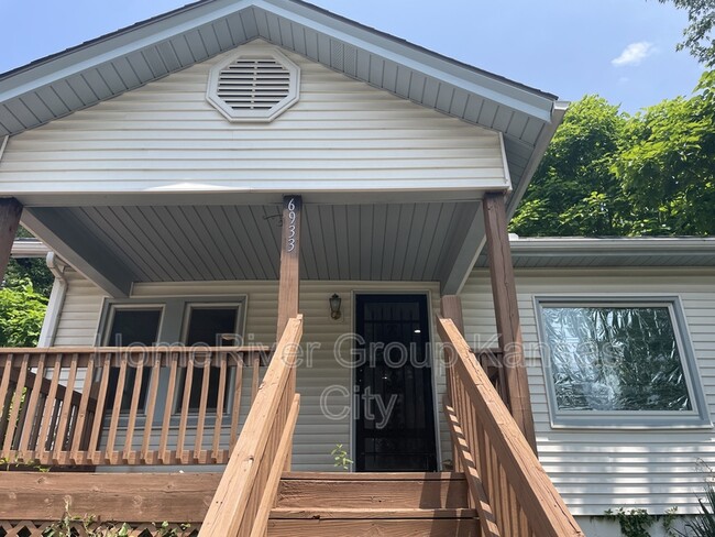 Building Photo - 6933 Spruce Ave