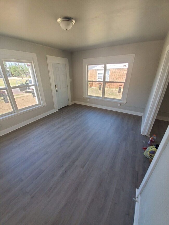 Building Photo - 212 W Parsonage