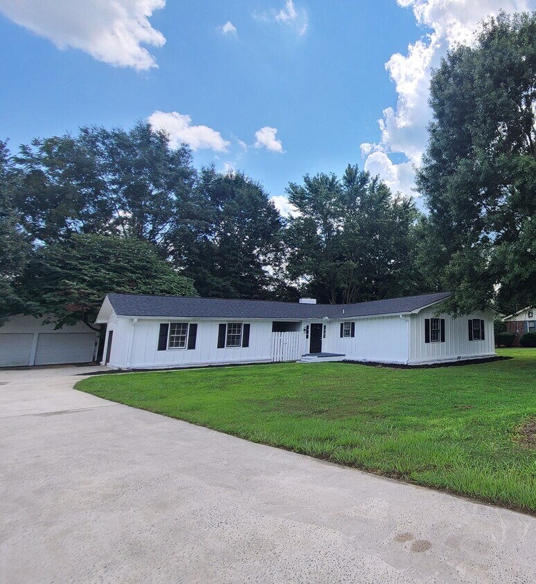 5025 b Ave, Guntersville, AL 35976 House Rental in Guntersville