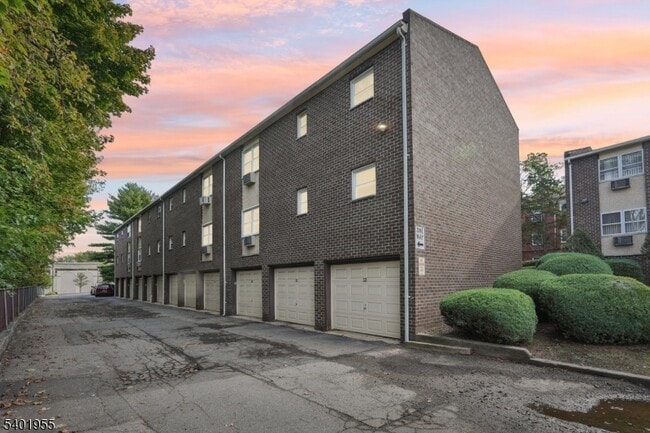 Foto del edificio - 421 Bloomfield Ave