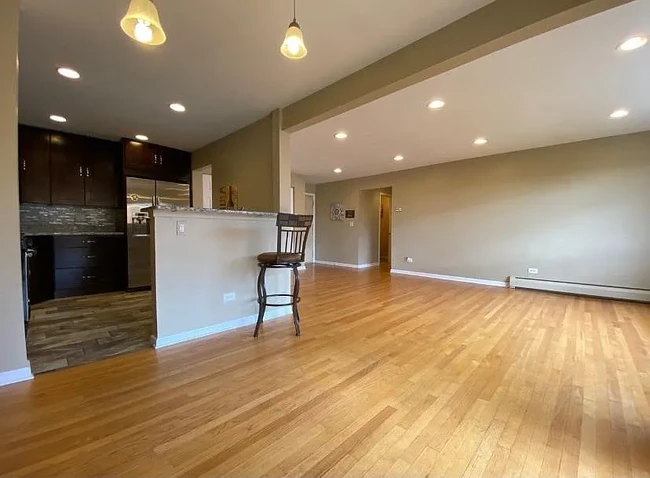 Dining room - 940 E Old Willow Rd