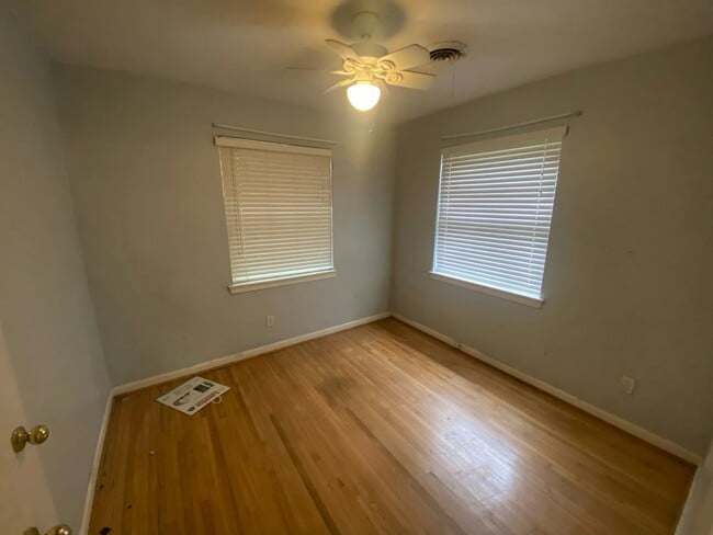 Building Photo - 200 Oak Ln