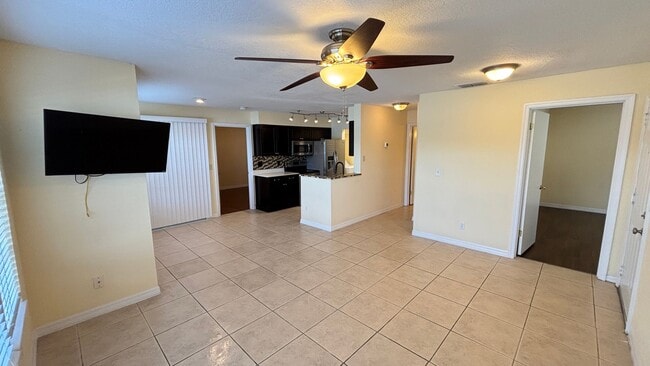 Building Photo - Upgraded, First Floor 2BD/2BA Condo in Tra...
