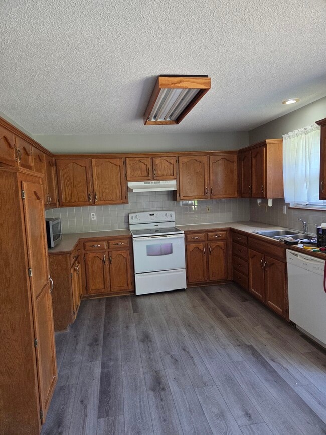 Building Photo - 200 Toucan St