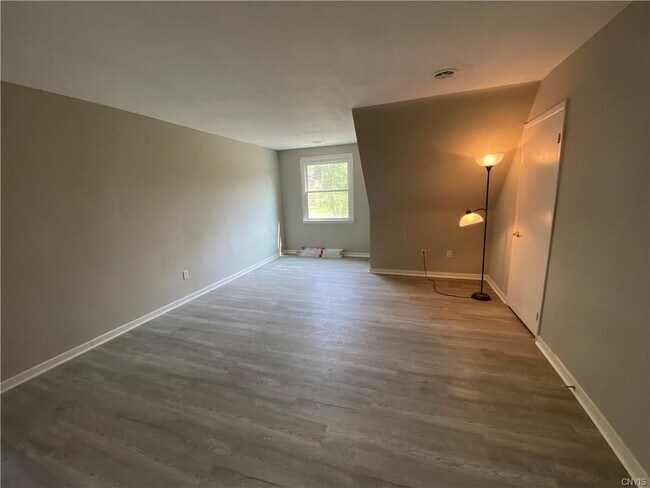 Foto del edificio - 540 Warren Rd